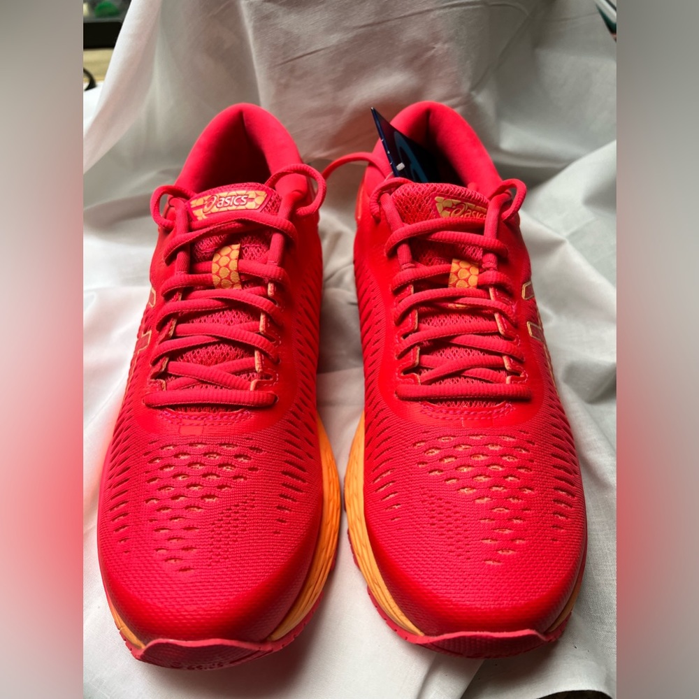 NWT Bright new pair of Women’s ASICS- GEL-KAYANO-28